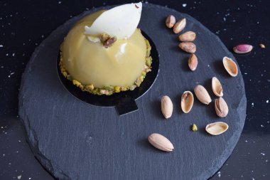 Çikolatalı ve fıstıklı çok lezzetli bir pasta.. 