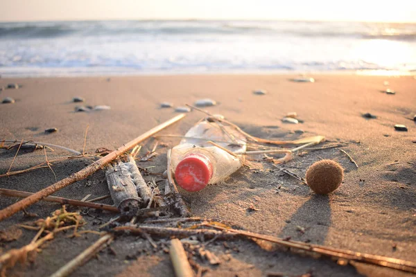 Rifiuti Plastica Scaricati Sulla Spiaggia Foto Stock