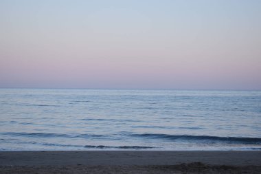 Sahilde gün doğumundan panoramik görüntüler. 
