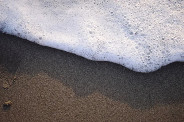 Witte Golf Van Blauwe Zee Zandstrand Natuurlijke Achtergrond — Stockfoto