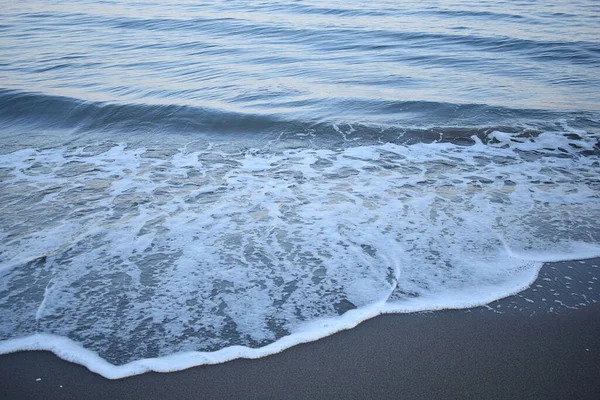 Λευκό Κύμα Γαλάζιας Θάλασσας Στην Αμμώδη Παραλία Φυσικό Περιβάλλον — Φωτογραφία Αρχείου