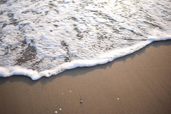 Witte Golf Van Blauwe Zee Zandstrand Natuurlijke Achtergrond — Stockfoto