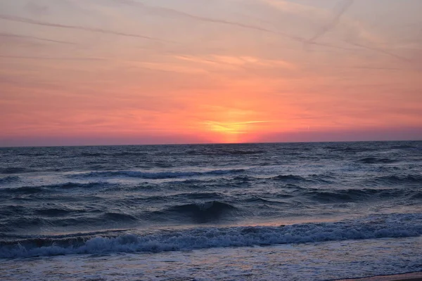 Beautiful Sunset Beach Turbulent Ocean Shades Orange Blue — Stockfoto