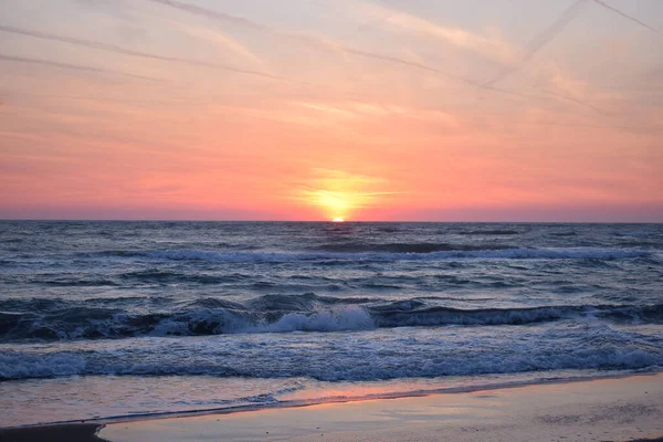 Beautiful Sunset Beach Turbulent Ocean Shades Orange Blue — Stockfoto