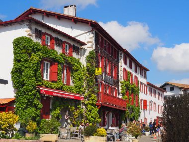 Espelette, Fransa. Fransız kasabası Akitanya 'nın Pyrenean bölgesinde yer almaktadır..