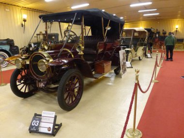 Loizaga Kulesi, Bizkaia. Yenilenmiş kule ve araba müzesi.