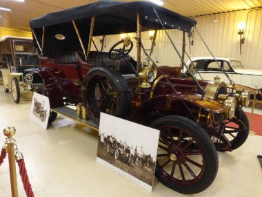 Loizaga Kulesi, Bizkaia. Yenilenmiş kule ve araba müzesi.
