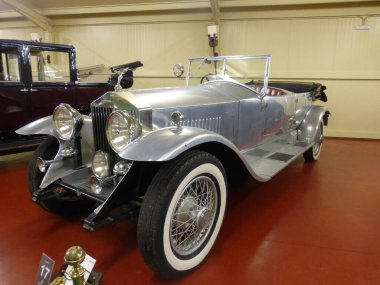 Loizaga Kulesi, Bizkaia. Yenilenmiş kule ve araba müzesi.