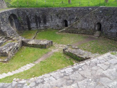 Fransa 'nın Navarrenx kasabası, güçlendirilmiş muhafazasıyla.