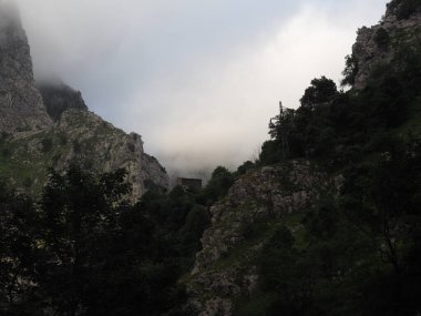 İspanya, Picos de Europa 'nın ortasındaki Bulnes' e giden yol..