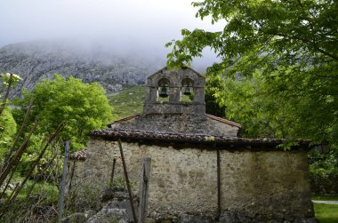 İspanya, Picos de Europa 'nın ortasındaki Bulnes' e giden yol..