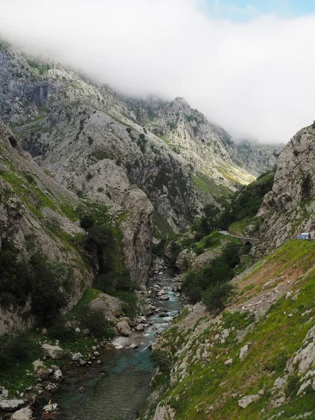 İspanya, Picos de Europa 'nın ortasındaki Bulnes' e giden yol..