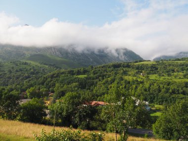 İspanya, Las Arenas de Cabrales 'in Asturian manzaraları.