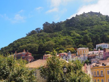 Sintra şehri ve onun tuhaf ve güzel sarayı. Portekiz.