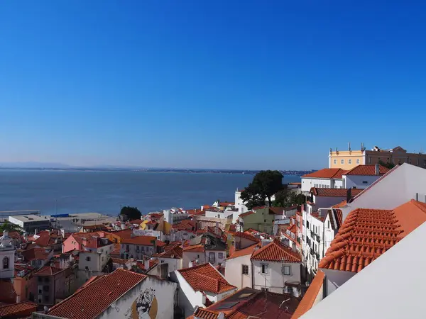 ポルトガルの首都 リスボン 沿岸部と同時に山岳都市 — ストック写真
