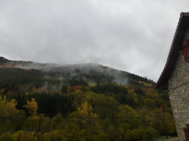 Isaba, Navarrese Pirenesi 'nde büyüleyici bir kasaba. İspanya.