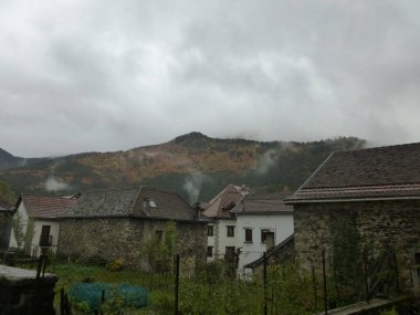 Isaba, Navarrese Pirenesi 'nde büyüleyici bir kasaba. İspanya.