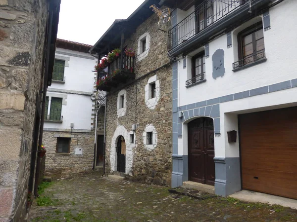 Isaba, Navarrese Pirenesi 'nde büyüleyici bir kasaba. İspanya.