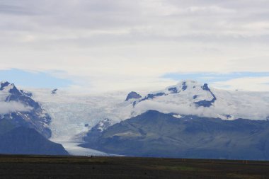 İzlanda, olağandışı manzaralar, muhteşem şelaleler ve buzullar..
