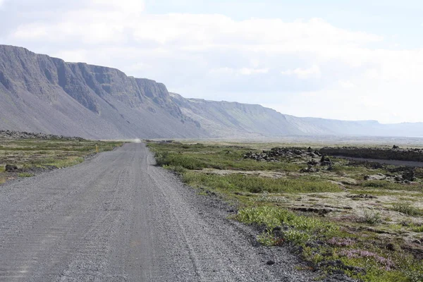 장관을 이루는 폭포와 풍경인 아이슬란드 — 스톡 사진