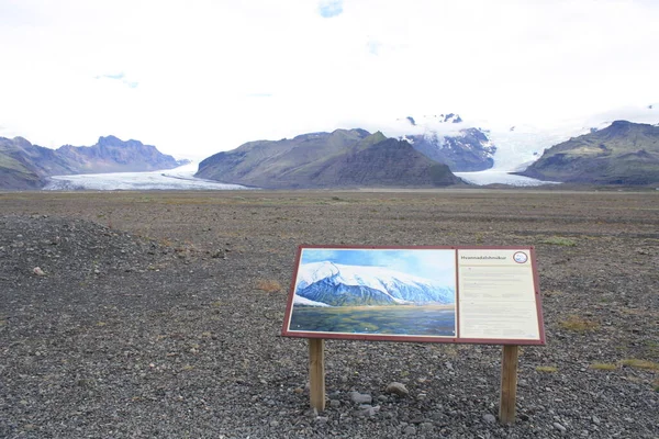 장관을 이루는 폭포와 풍경인 아이슬란드 — 스톡 사진