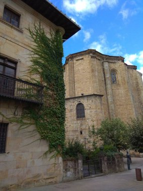 Elorrio, etkileyici dağlarla çevrili güzel Bask kasabası. İspanya.