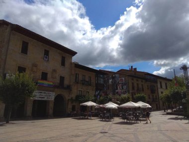 Elorrio, etkileyici dağlarla çevrili güzel Bask kasabası. İspanya.