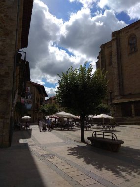 Elorrio, etkileyici dağlarla çevrili güzel Bask kasabası. İspanya.