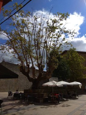Elorrio, etkileyici dağlarla çevrili güzel Bask kasabası. İspanya.