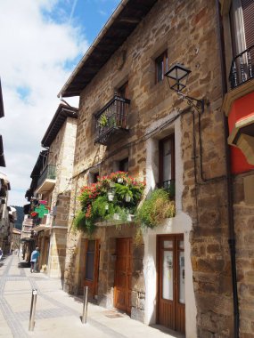 Elorrio, etkileyici dağlarla çevrili güzel Bask kasabası. İspanya.