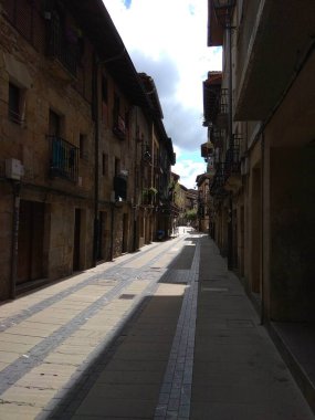 Elorrio, etkileyici dağlarla çevrili güzel Bask kasabası. İspanya.