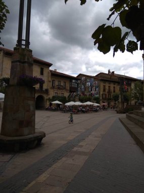 Elorrio, etkileyici dağlarla çevrili güzel Bask kasabası. İspanya.