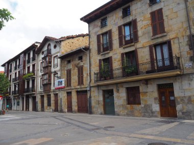 Elorrio, etkileyici dağlarla çevrili güzel Bask kasabası. İspanya.