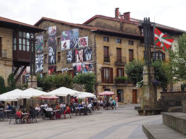 Elorrio, etkileyici dağlarla çevrili güzel Bask kasabası. İspanya.