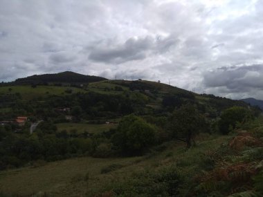 Bilbao yakınlarındaki Bolintxu şelalesinin yolu. İspanya.
