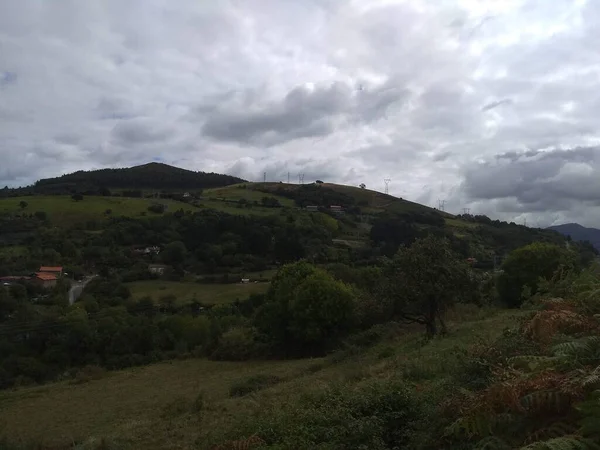 Bilbao yakınlarındaki Bolintxu şelalesinin yolu. İspanya.
