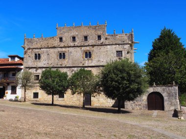 Santillana del Mar, Cantabria 'nın sevimli bir kasabası. İspanya.