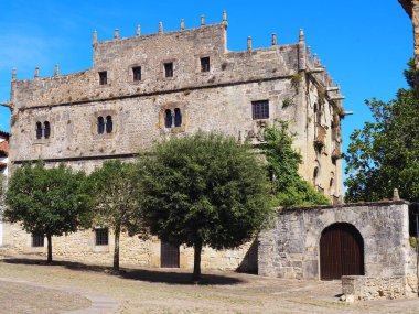 Santillana del Mar, Cantabria 'nın sevimli bir kasabası. İspanya.