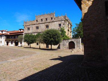 Santillana del Mar, Cantabria 'nın sevimli bir kasabası. İspanya.