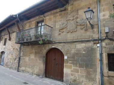 Cartes, Cantabrian belediyesi, taş kemerli güzel sokağıyla. İspanya.