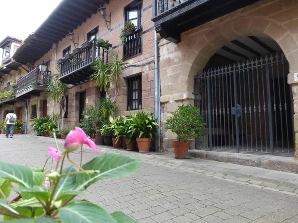 Cartes, Cantabrian belediyesi, taş kemerli güzel sokağıyla. İspanya.