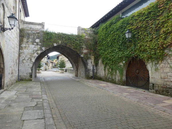 Cartes Município Cantábrico Com Sua Bonita Rua Com Arcos Pedra — Fotografia de Stock