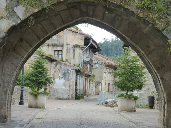 Cartes Cantabrian Municipality Its Pretty Street Stone Arches Spain — Foto Stock