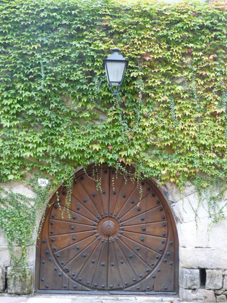 Cartes, Cantabrian belediyesi, taş kemerli güzel sokağıyla. İspanya.