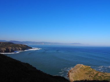 Gorliz deniz fenerine doğru, sahilden ve güzel uçurumların arasından. İspanya.