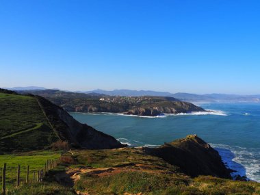 Gorliz deniz fenerine doğru, sahilden ve güzel uçurumların arasından. İspanya.