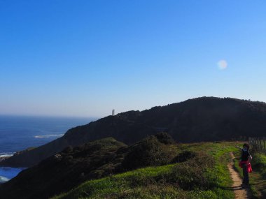 Gorliz deniz fenerine doğru, sahilden ve güzel uçurumların arasından. İspanya.