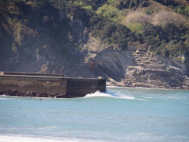 Gorliz deniz fenerine doğru, sahilden ve güzel uçurumların arasından. İspanya.