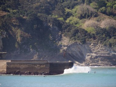 Gorliz deniz fenerine doğru, sahilden ve güzel uçurumların arasından. İspanya.