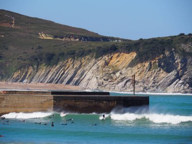 Gorliz deniz fenerine doğru, sahilden ve güzel uçurumların arasından. İspanya.